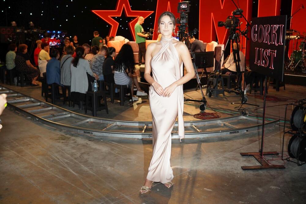 <p>Pevačica Džejla Ramović ima odličnu haljinu za sve prilike koje iziskuju eleganciju.</p>