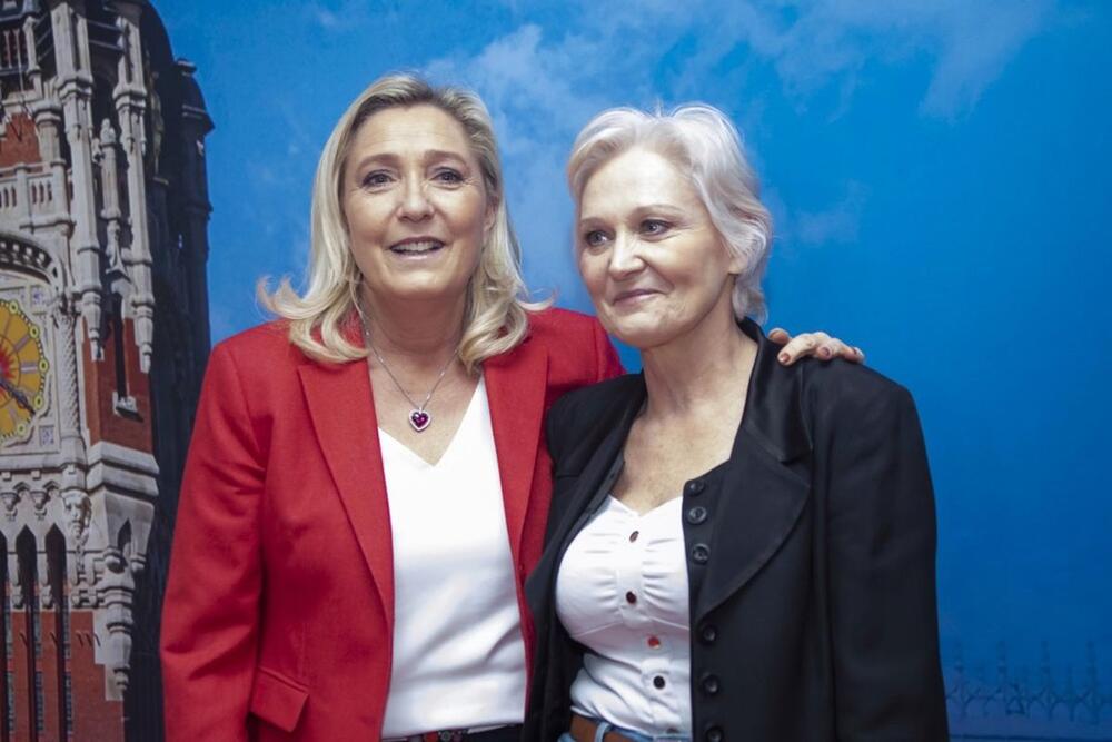 Mari-Karolin le Pen čvrsto stoji uz svoju sestru Marin le Pen
