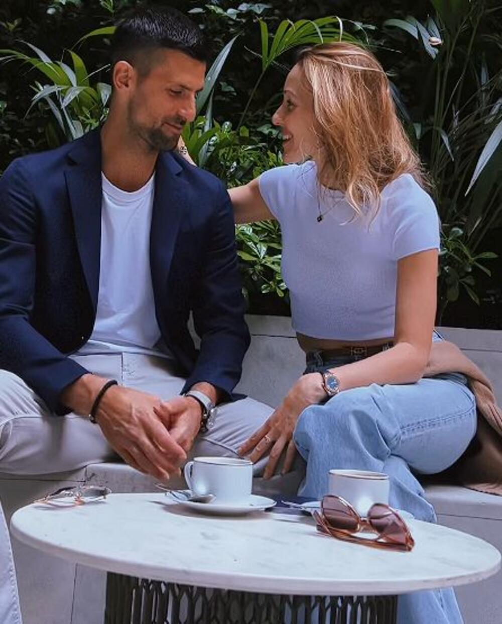 Jelena Đoković u beloj majici i farmerkama na snimku kojim je čestitala rođendan suprugu Novaku