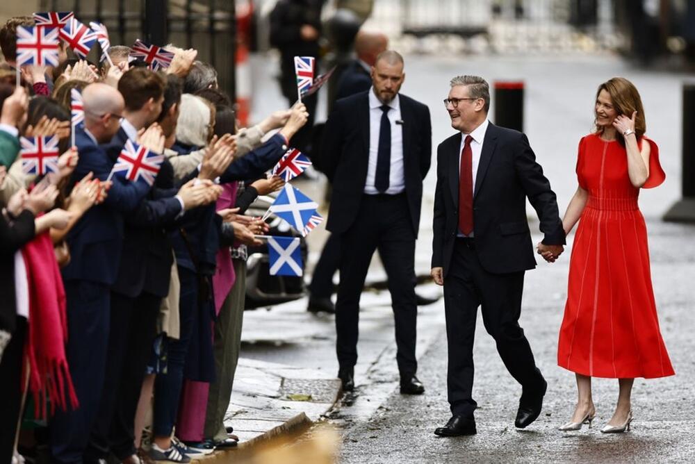 Kir i Viktorija Starmer ispred rezidencije premijera Velike Britanije u Ulici Dauning 10