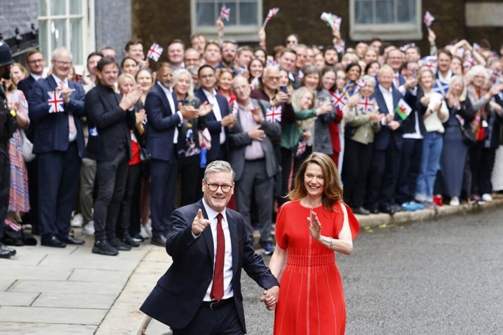 Kir i Viktorija Starmer ispred rezidencije premijera Velike Britanije u Ulici Dauning 10