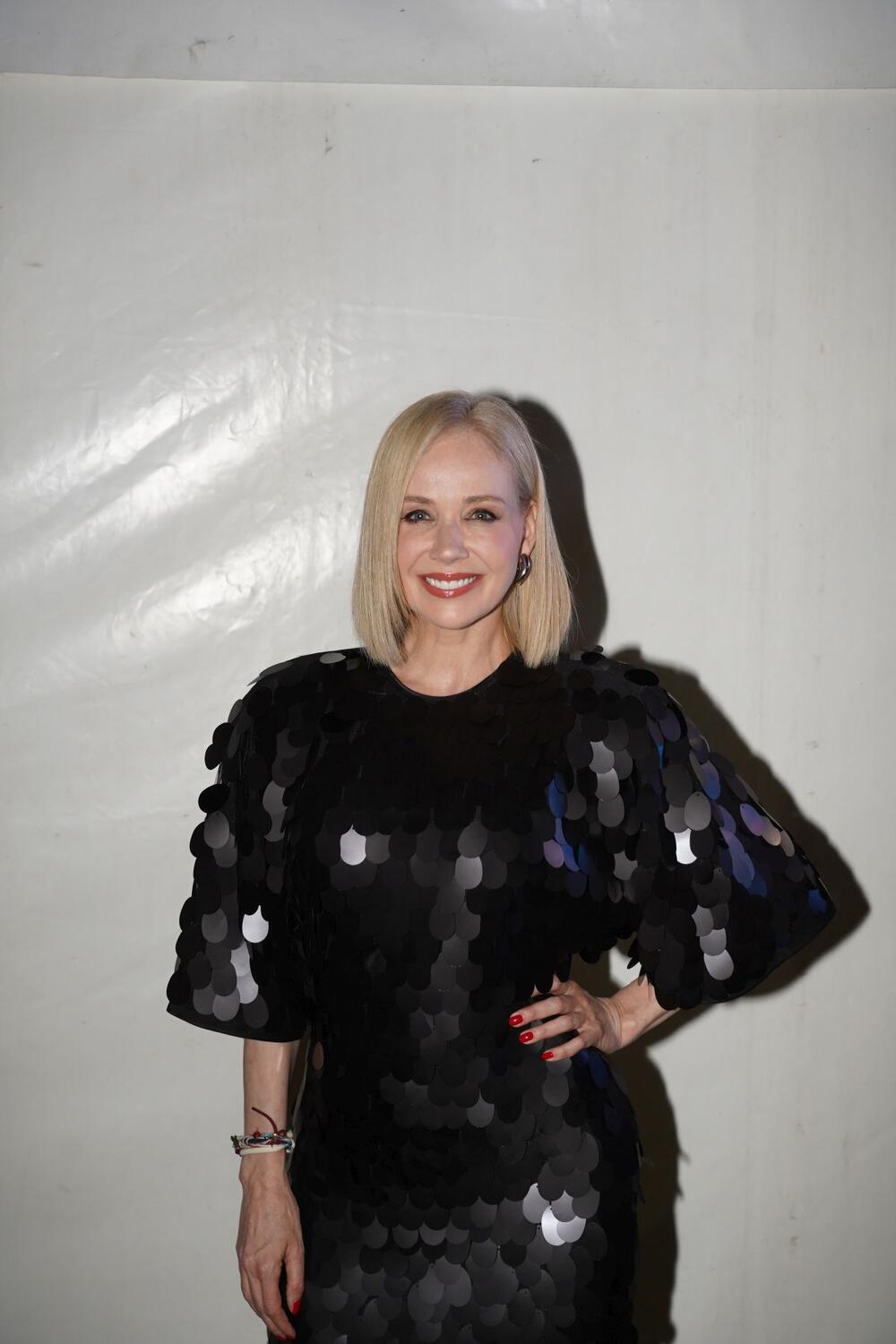 Jelena Rozga održala ne koncertu Šapcu i nastupila u neobičnoj mini-haljini brenda Rotate.