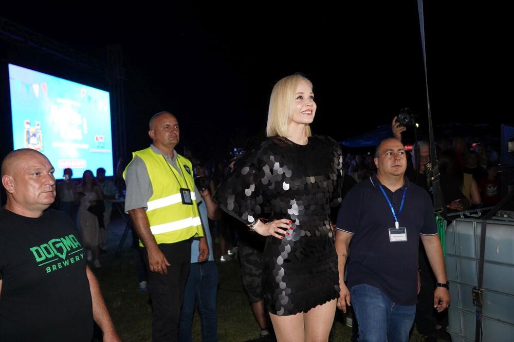 Jelena Rozga održala ne koncertu Šapcu i nastupila u neobičnoj mini-haljini brenda Rotate.