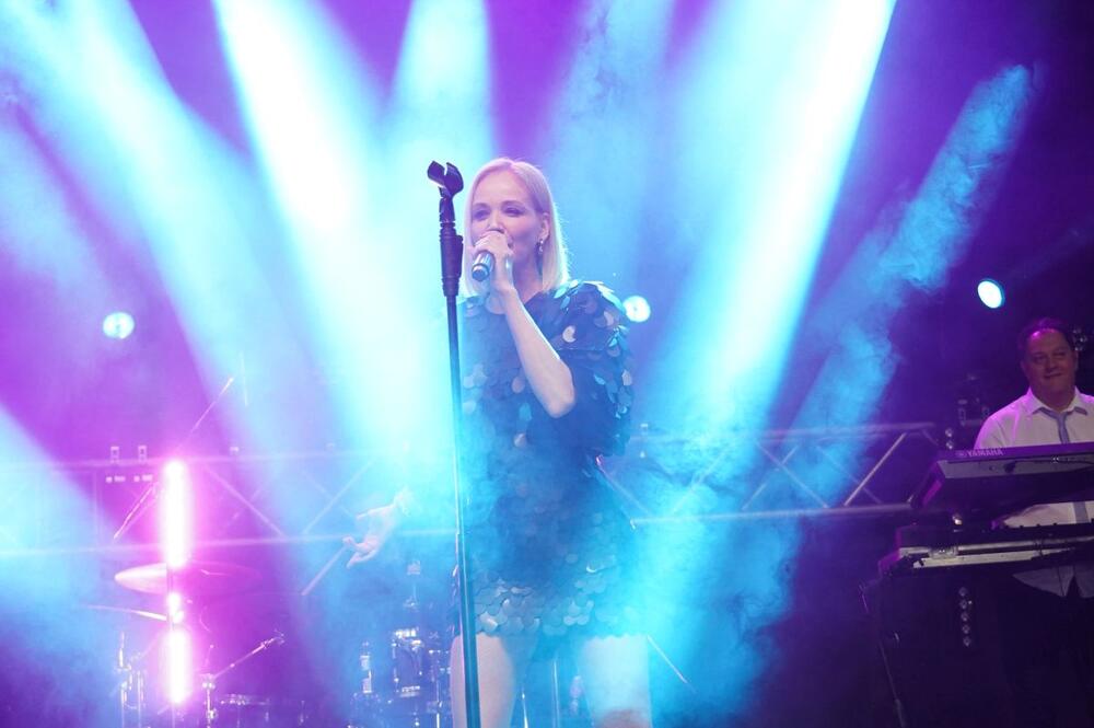 Jelena Rozga održala ne koncertu Šapcu i nastupila u neobičnoj mini-haljini brenda Rotate.