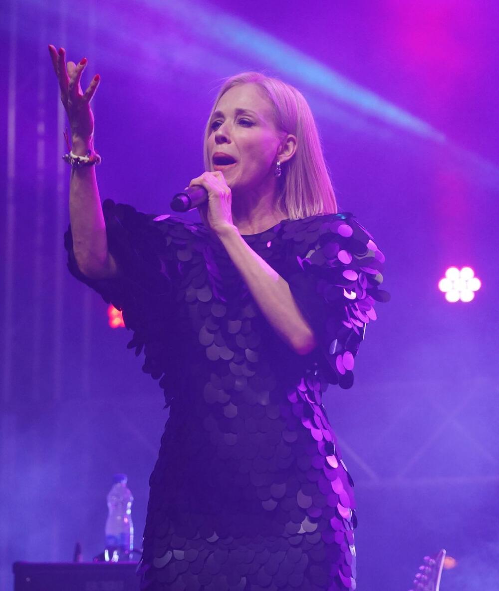 Jelena Rozga održala ne koncertu Šapcu i nastupila u neobičnoj mini-haljini brenda Rotate.