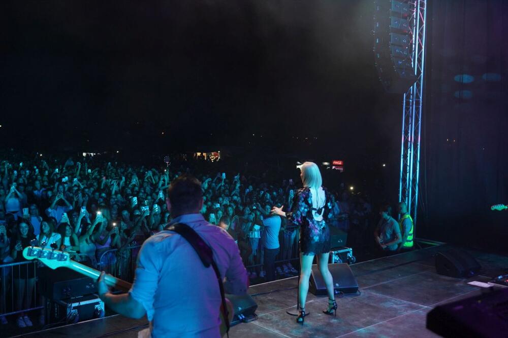 Jelena Rozga održala ne koncertu Šapcu i nastupila u neobičnoj mini-haljini brenda Rotate.