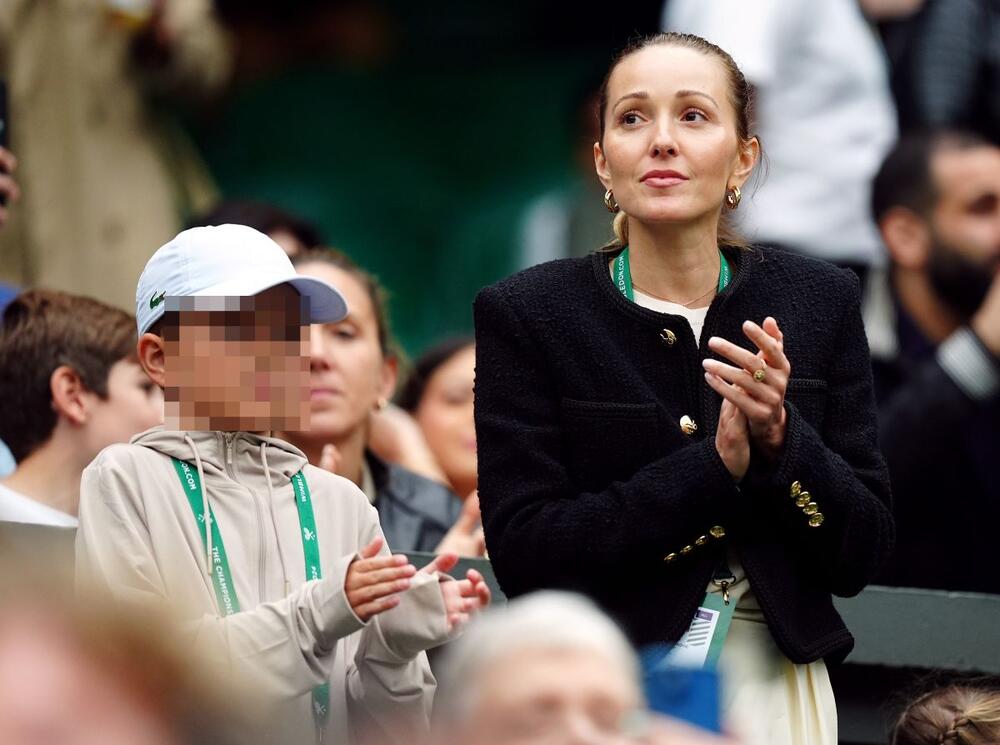 <p>Jelena Đoković podrška je Novaku i na polufinalnom meču Olimpijskih igara, a ponela je diskretan ali moćan odevni komad.</p>