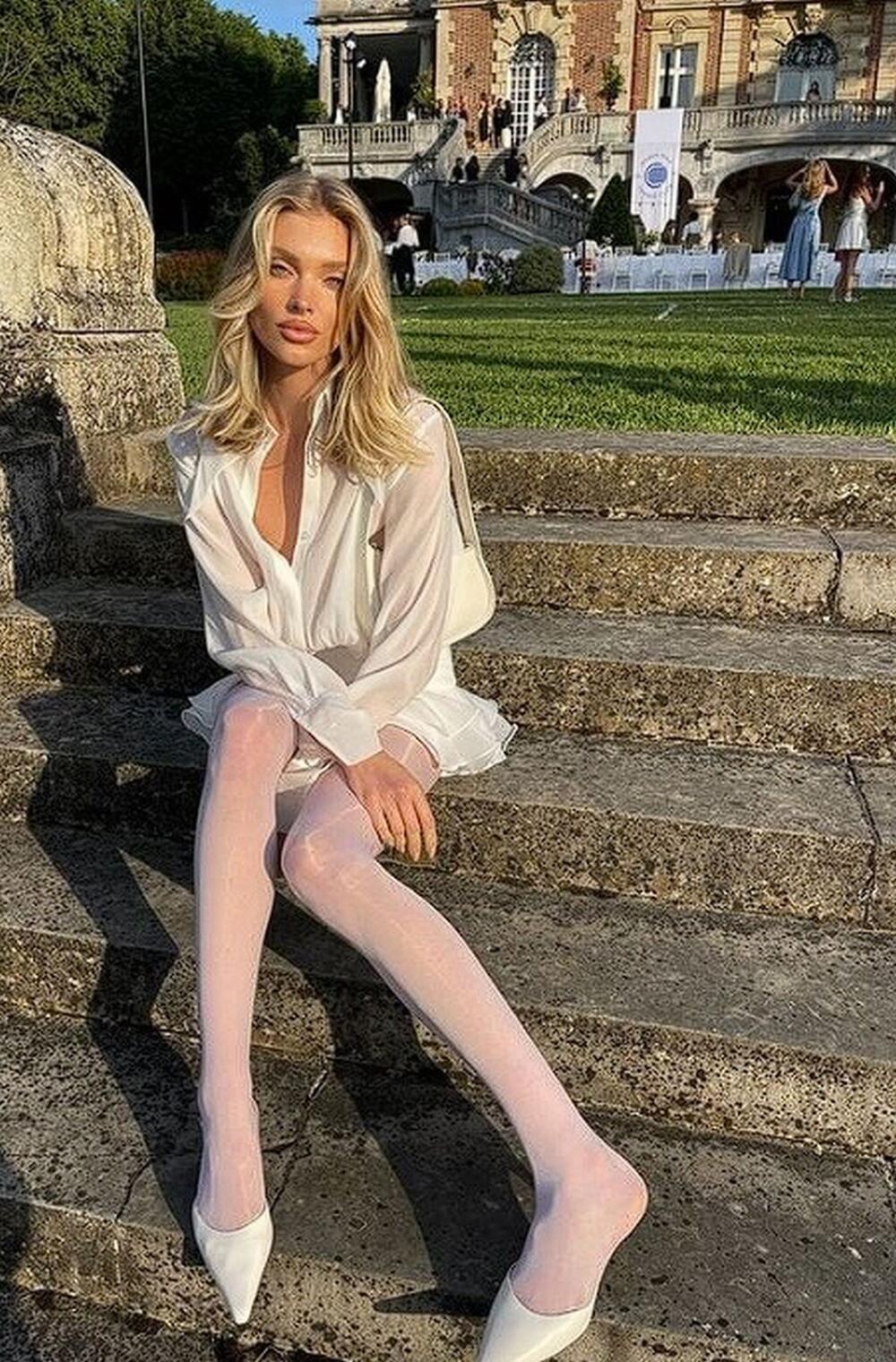 Elsa Hosk u beloh košulji s mini-suknjom i belim čarapama.