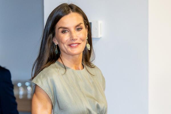 Nosila je istu HALJINU više puta i opet će! Leticija od Španije u boji fuksije pokazala šta se ovog proleća NEĆE nositi