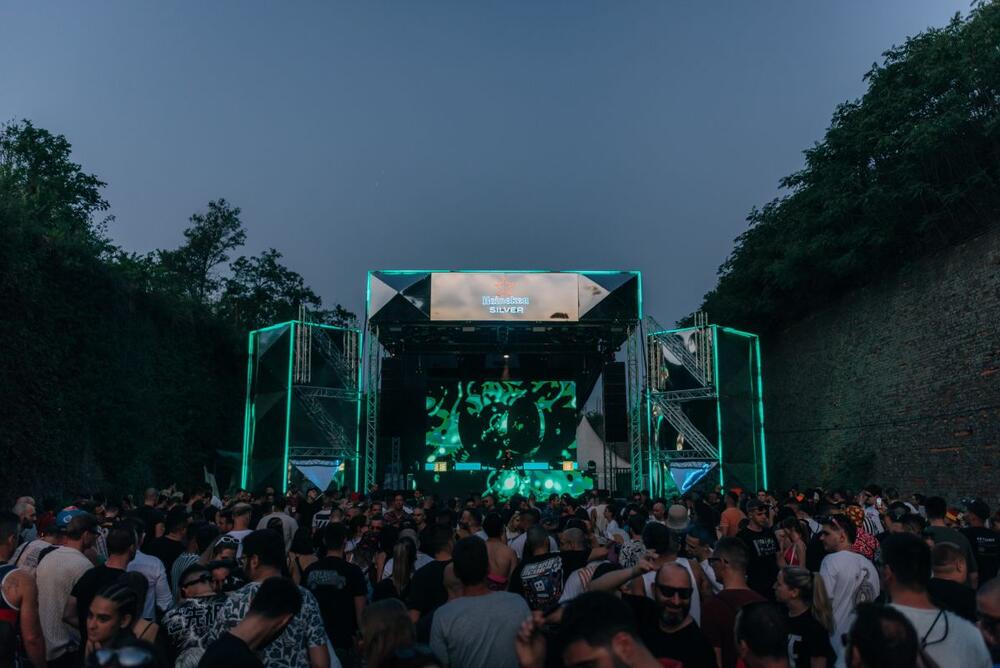 Heineken® Silver zona predstavlja epicentar dešavanja na festivalu, pružajući posetiocima sjajno iskustvo koje spaja vrhunsku muziku sa osvežavajućim pivom. 