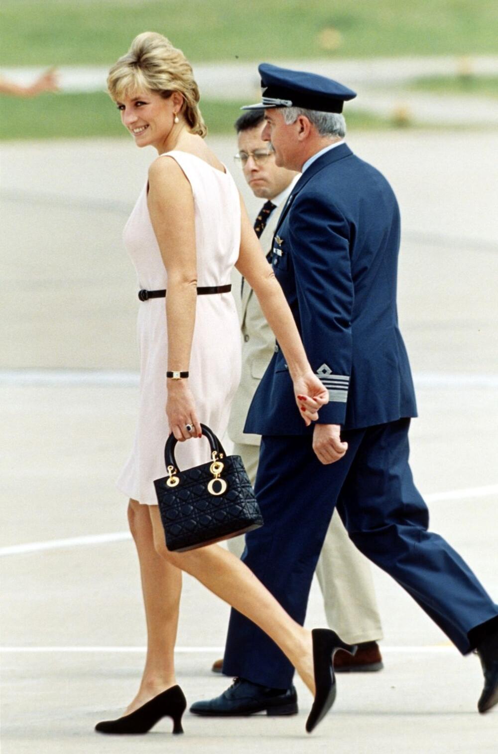 Princeza Dajana nosi Lady Dior tašnu na aerodromu 1995.