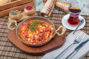 Najbrži ručak gotov za nepunih 15 minuta: Recept za TURSKI MENEMEN, savršeno jelo koje košta manje od 500 dinara