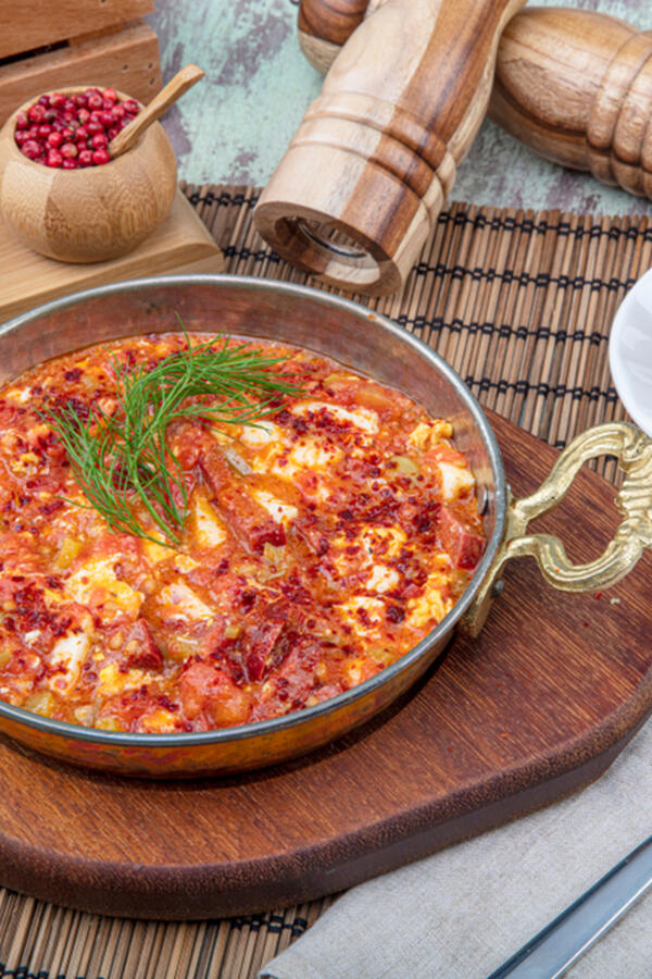 Najbrži ručak gotov za nepunih 15 minuta: Recept za TURSKI MENEMEN, savršeno jelo koje košta manje od 500 dinara