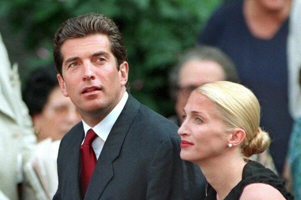 Noge deluju duže, figura uže, a idu uz sve! 27 godina posle smrti Kerolin Beset, njene omiljene farmerke su glavni trend