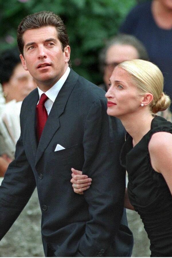 Noge deluju duže, figura uže, a idu uz sve! 27 godina posle smrti Kerolin Beset, njene omiljene farmerke su glavni trend