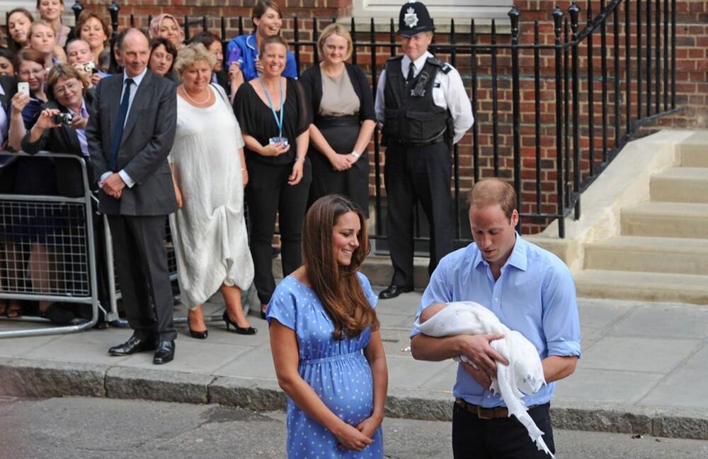 Nekoliko sati posle porođaja, princ Vilijam i Kejt Midlton pokazali su svetu svog sina princa Džordža ispred londonske Bolnice Svete Meri.