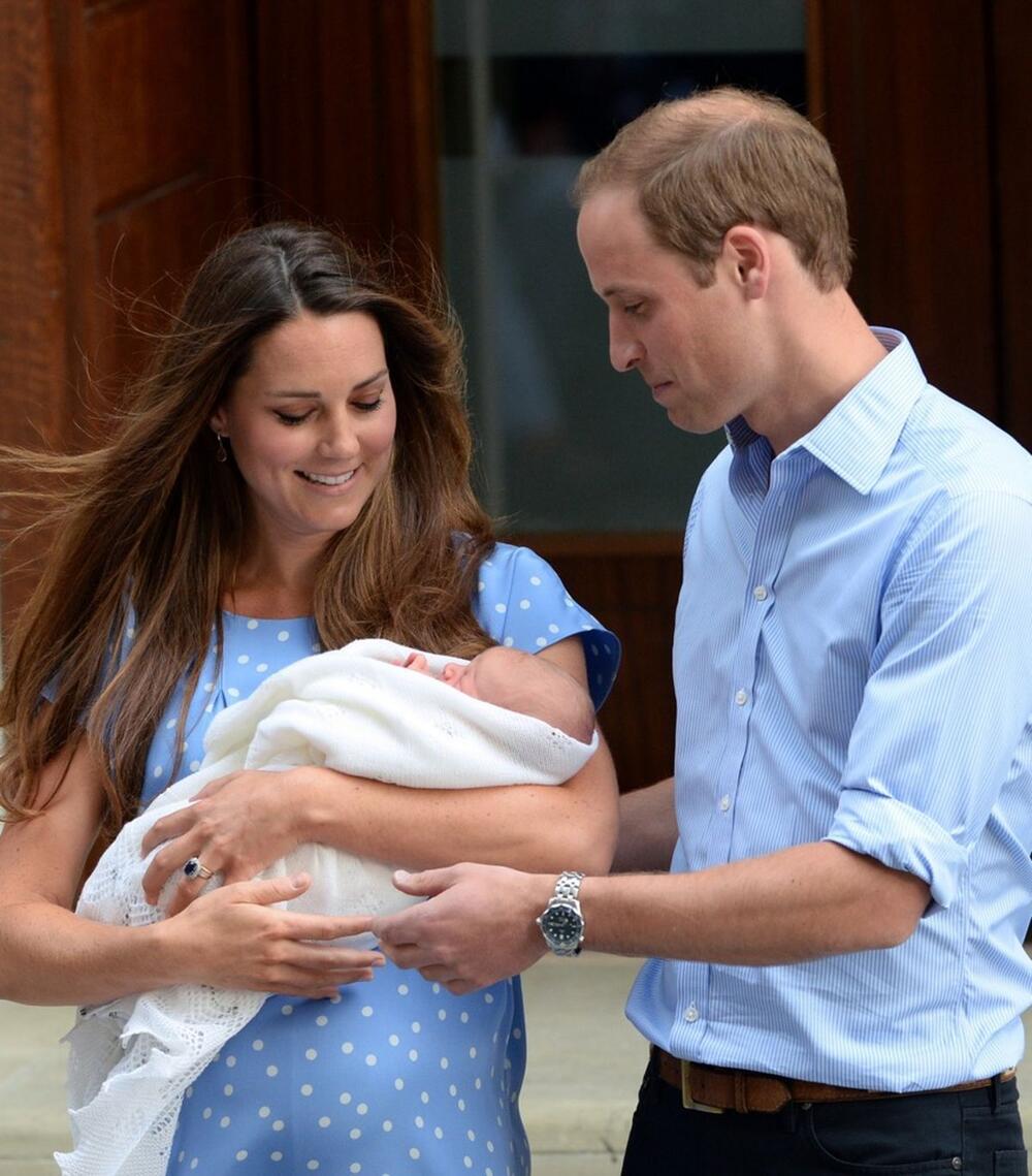 Nekoliko sati posle porođaja, princ Vilijam i Kejt Midlton pokazali su svetu svog sina princa Džordža ispred londonske Bolnice Svete Meri.