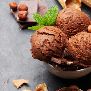 Spremite najlepši čokoladni sladoled za manje od 100 sekundi: Recept za kremasti čoko-moko hladni dezert koji krepi telo