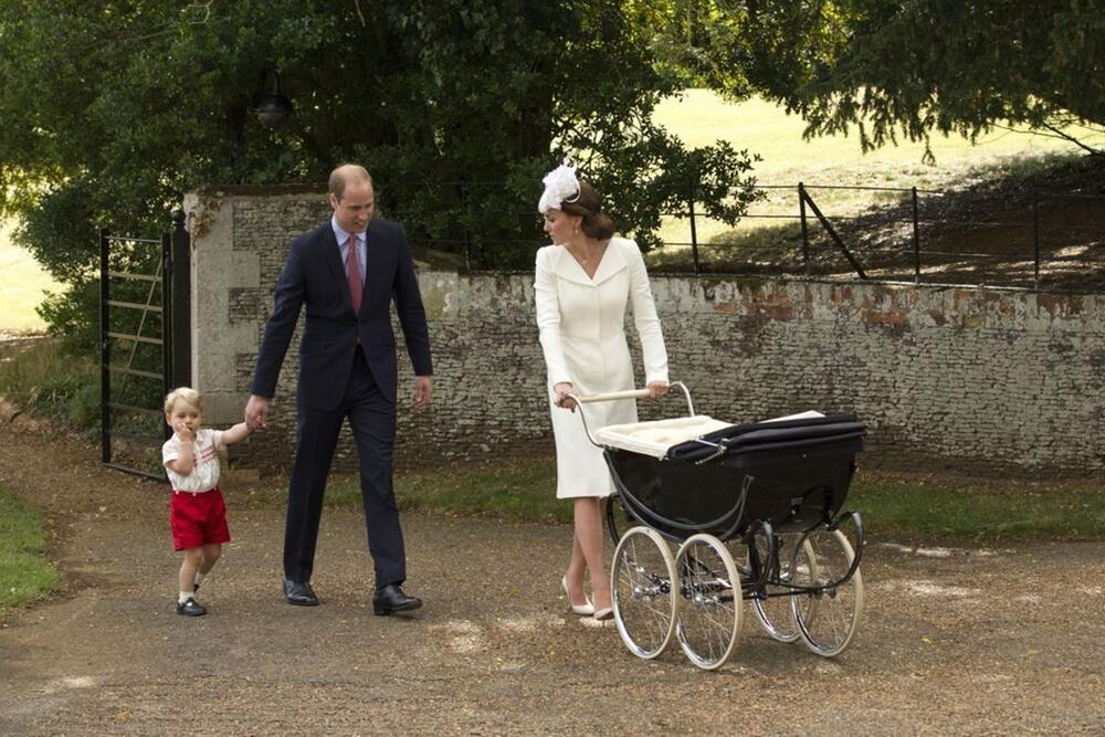 Krštenje princeze Šarlot (Kejt Midlton sa bebom Šarlot u retro kolicima, okružena princem Vilijamom i princem Džordžom)