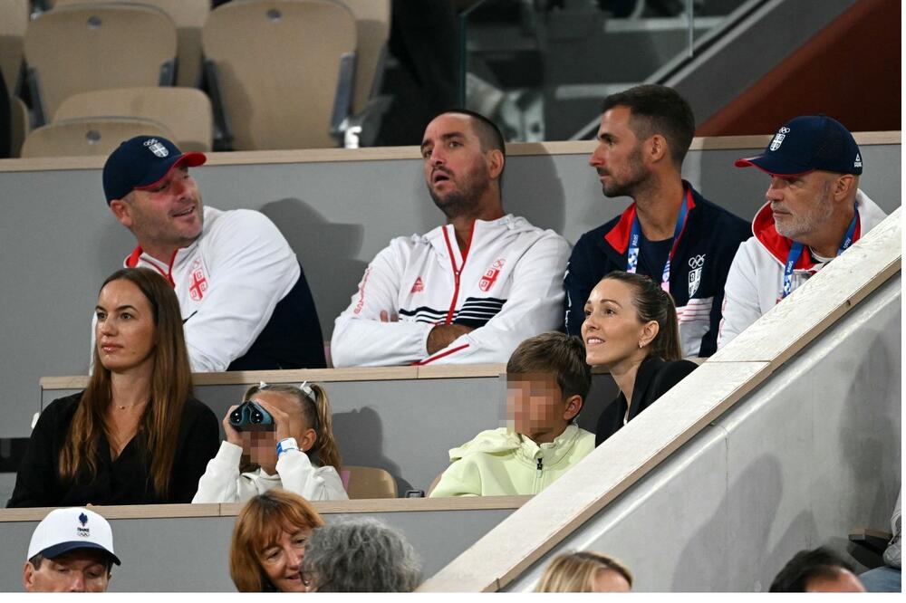 <p>Jelena Đoković podrška je Novaku i na polufinalnom meču Olimpijskih igara, a ponela je diskretan ali moćan odevni komad.</p>