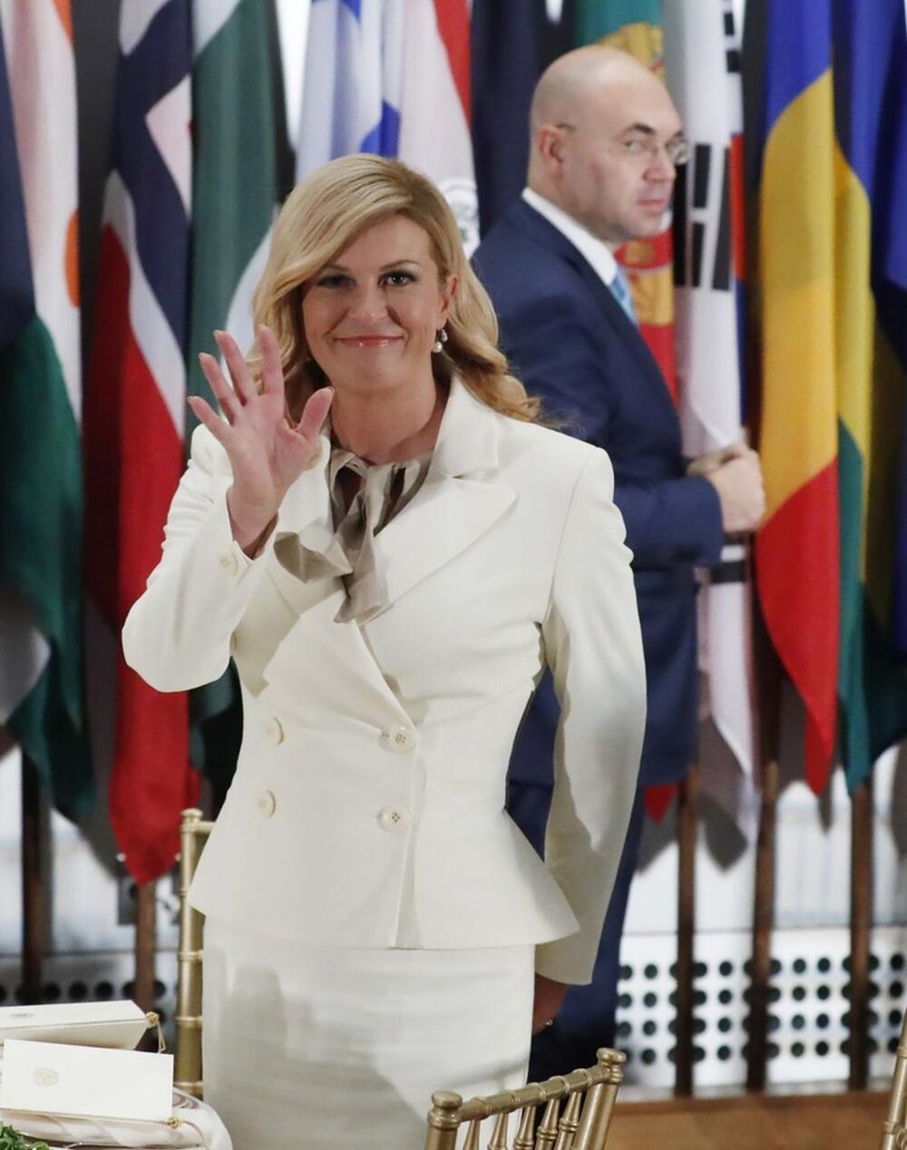 Kolinda Grabar-Kitarović često nosi marame oko vrata