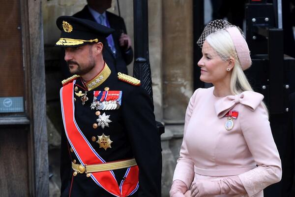 Majka "bludničila" sa Epstajnom, sinu preti 10 godina robije: Skandalozni događaji guraju kraljevsku porodicu u propast