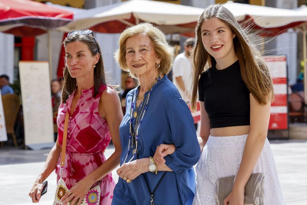 Žene iz španske kraljevske porodice – kraljica Sofija, princeza Leonor, princeza Sofija i kraljica Leticija – uhvaćene su tokom odmora u Palma de Majorci, a Leticija od Španije pokazala je još jednom da čak i u trenucima kada je najopuštenija ima poneku modnu lekciju za svet.