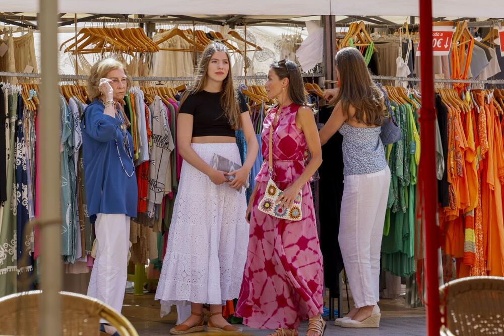 Žene iz španske kraljevske porodice – kraljica Sofija, princeza Leonor, princeza Sofija i kraljica Leticija – uhvaćene su tokom odmora u Palma de Majorci, a Leticija od Španije pokazala je još jednom da čak i u trenucima kada je najopuštenija ima poneku modnu lekciju za svet.