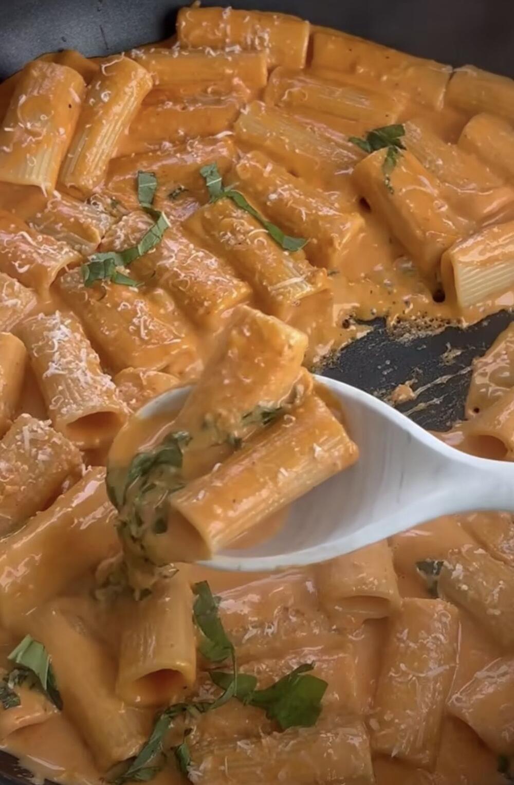 Pasta sa čerijem i parmezanom se sprema lako, a preukusna je