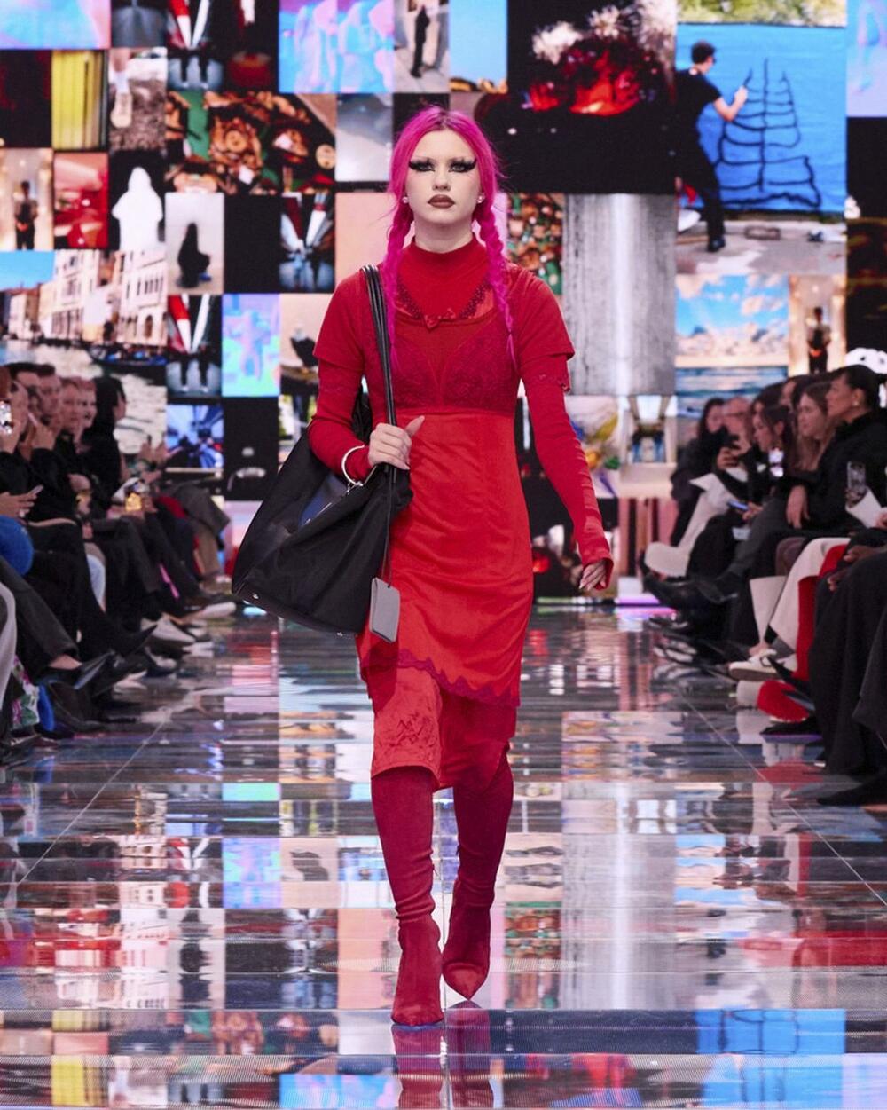 Monohromatski spoj haljine i majice na reviji modne kuće Balenciaga za AW24