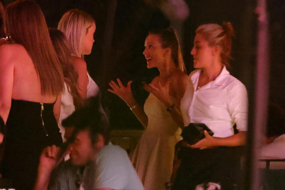 U jednom beogradskom restoranu najbolji srpski sportisti sinoć su sa svojim suprugama i devojkama zajedno još jednom proslavili veliki uspeh na Olimpijskim igrama.