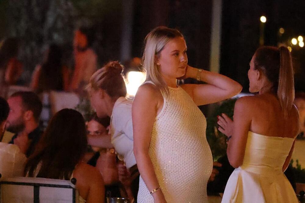 U jednom beogradskom restoranu najbolji srpski sportisti sinoć su sa svojim suprugama i devojkama zajedno još jednom proslavili veliki uspeh na Olimpijskim igrama.