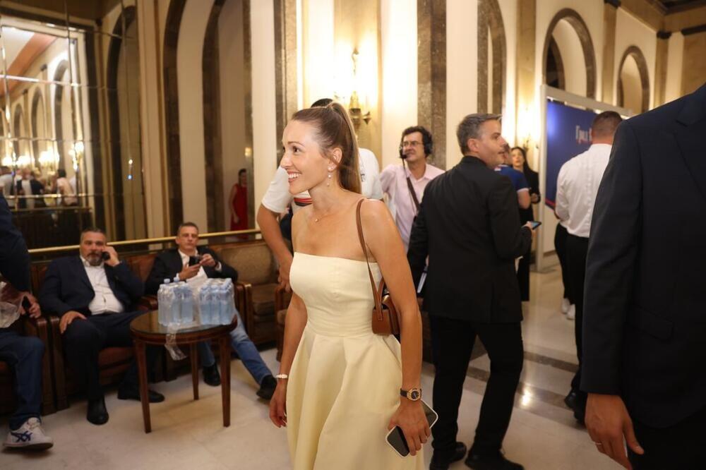 U jednom beogradskom restoranu najbolji srpski sportisti sinoć su sa svojim suprugama i devojkama zajedno još jednom proslavili veliki uspeh na Olimpijskim igrama.