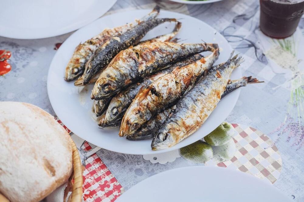 Sardine sadrže značajne količine omega-3 masti, kalcijuma, vitamina B12 i B3, kao i vitamina D