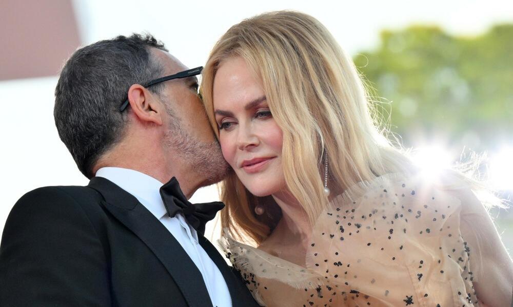 <p>Nikol Kidman i Antonio Banderas u Veneciji su prisustvovali premijeri novog filma <em>Babygirl</em>, a par je i privatno veoma blizak.</p>