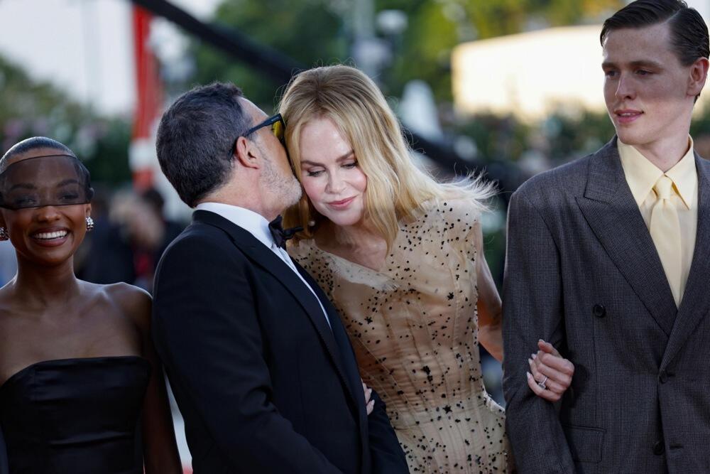 <p>Nikol Kidman i Antonio Banderas u Veneciji su prisustvovali premijeri novog filma <em>Babygirl</em>, a par je i privatno veoma blizak.</p>