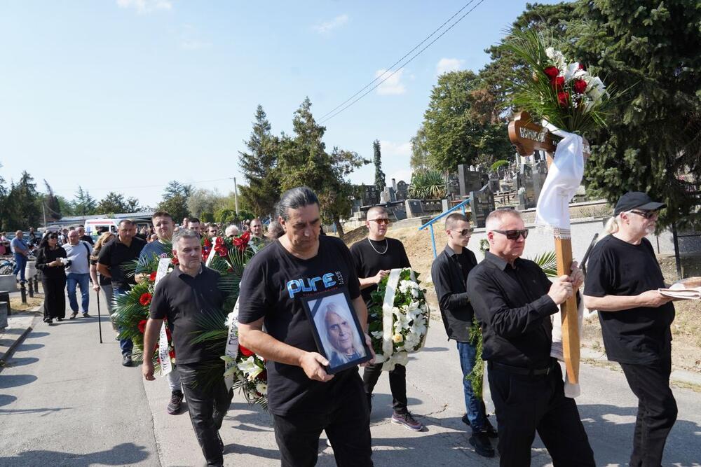 Kolega i prijatelj iz benda "Riblja čorba" nosio je Borinu sliku na čelu povorke