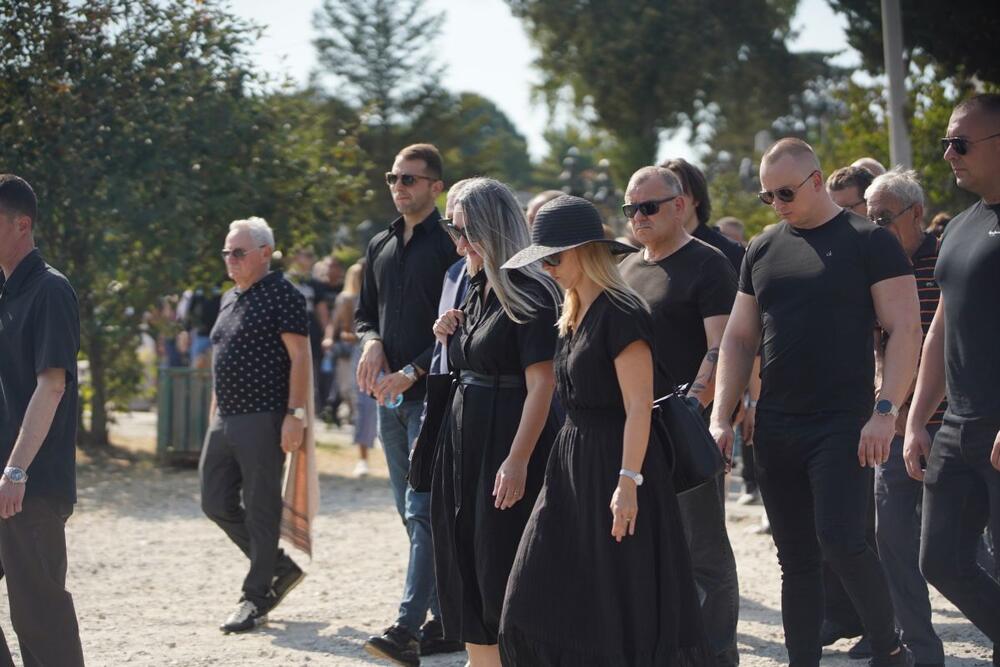 <p>Bora Đorđević sahranjen je u Čačku, a njegova udovica Dubravka Milaković bila je slomljena od bola i tuge.</p>