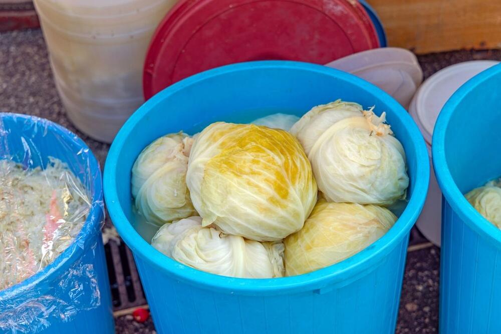 Na našim prostorima se uglavnom koriste plastične kace za kiseli kupus, iako bi on u njima mogao da oksidira.