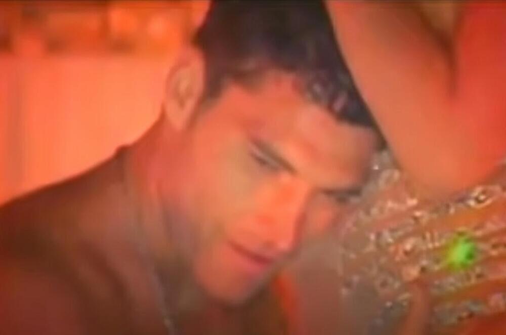 <p>Slušali su pesmu Sergeja Ćetkovića ispred njene kuće kad je "pao" prvi poljubac</p>