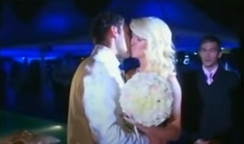 <p>Slušali su pesmu Sergeja Ćetkovića ispred njene kuće kad je "pao" prvi poljubac</p>