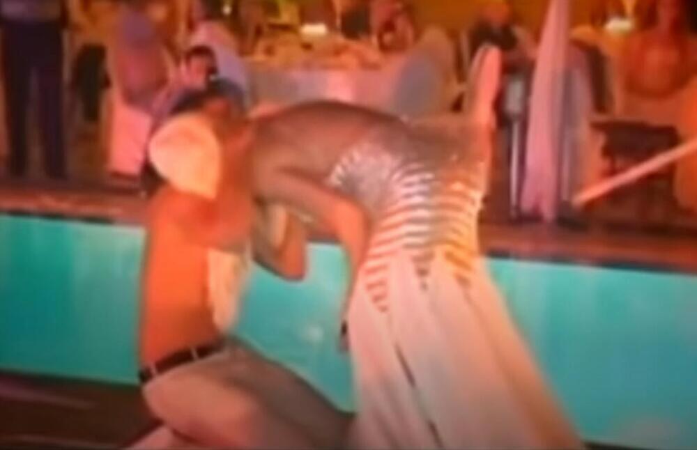 <p>Slušali su pesmu Sergeja Ćetkovića ispred njene kuće kad je "pao" prvi poljubac</p>