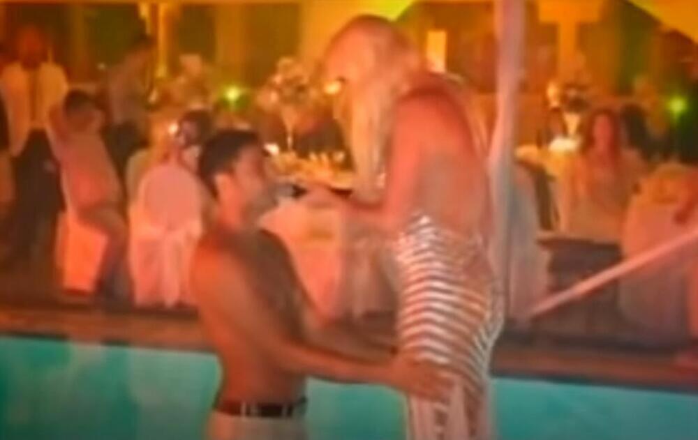 <p>Slušali su pesmu Sergeja Ćetkovića ispred njene kuće kad je "pao" prvi poljubac</p>