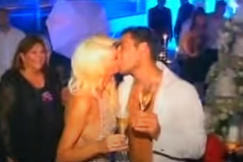 <p>Slušali su pesmu Sergeja Ćetkovića ispred njene kuće kad je "pao" prvi poljubac</p>