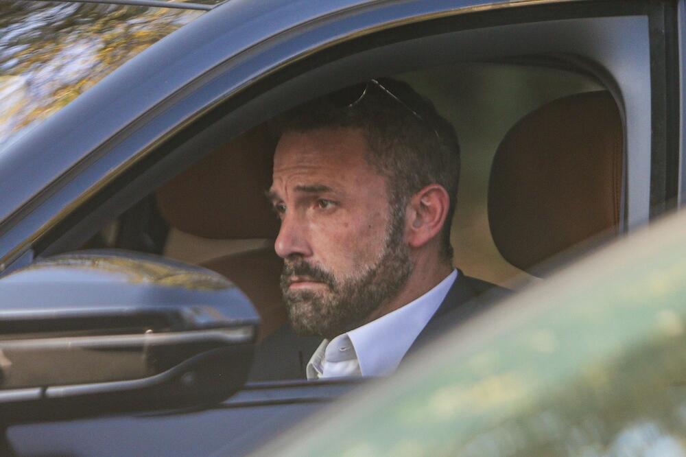 <p>U jeku razvoda od Dženifer Lopez, Ben Aflek je uslikan u svom automobilu, kako sedi očajnog izraza lica, gledajući u jednu tačku.</p>