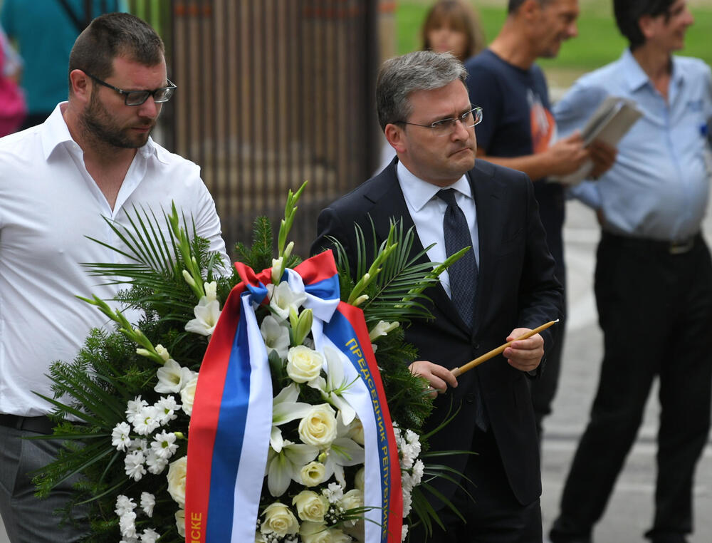 <p>Glumica Radmila Živković sahranjena je u Aleji zaslužnih građana na Novom groblju, a na večni počinak ispratili su je brojni prijatelji i porodica.</p>