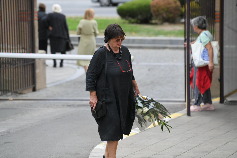 <p>Glumica Radmila Živković sahranjena je u Aleji zaslužnih građana na Novom groblju, a na večni počinak ispratili su je brojni prijatelji i porodica.</p>