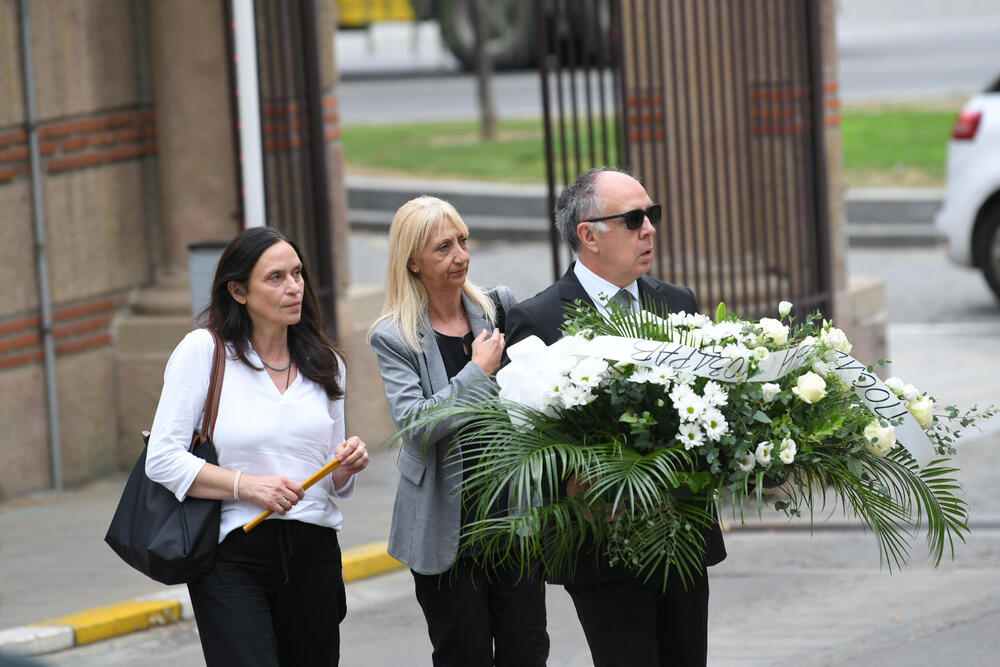 <p>Glumica Radmila Živković sahranjena je u Aleji zaslužnih građana na Novom groblju, a na večni počinak ispratili su je brojni prijatelji i porodica.</p>