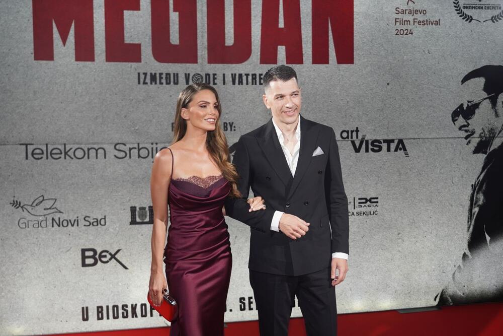 Nina Seničar i glumac Viktor Savić na crvenom tepihu pred beogradsku premijeru filma "Megdan: Između vode i vatre"