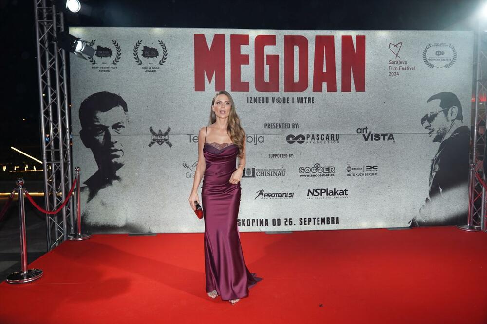 Nina Seničar na crvenom tepihu pred beogradsku premijeru filma "Megdan: Između vode i vatre"